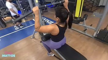 Play Without panties at the gym with a sweaty and horny pussy