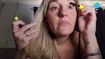 Play Desperate House Wife records herself getting ready