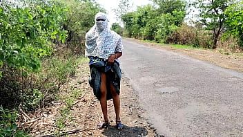Play Standing on the road, Komal said, I need 15 to 20 land every day.