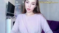 Play Cute Teen Webcam Girl with Toys