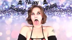Play Housewife's Embarrassing Birthday Freeze
