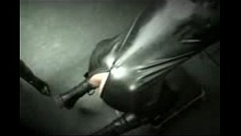 Play Dominatrix in full latex spanking
