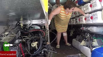 Play Hidden camera in the mechanic