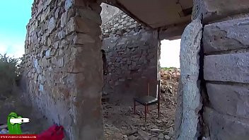 Play Oral sex in an abandoned house that falls apart CRI024