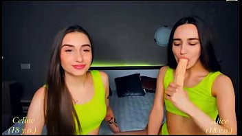 Play Russian Not Twin Sisters play on webcam