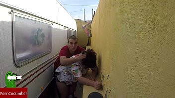 Play Fat woman wants to eat her pussy in a corner behind the mobile home