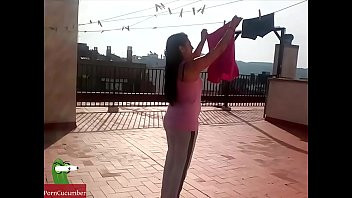 Play Couple climbs to the terrace of the estate and end up having sex between the clothes CRI048