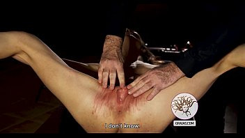 Play Young pussy stretched and whipped