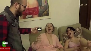 Play They look for the girls and find them to fuck IV022