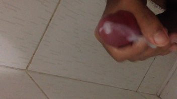 Play Batendo punheta e gozando