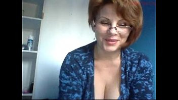 Play Curvy milf caming herself