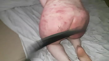 Play Slave spanked by a strap